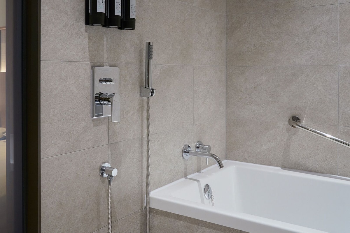 Secador de pelo, albornoces, zapatillas y toallas