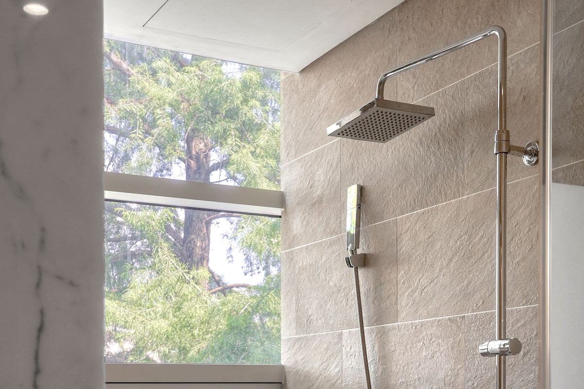 Secador de pelo, albornoces, zapatillas y toallas