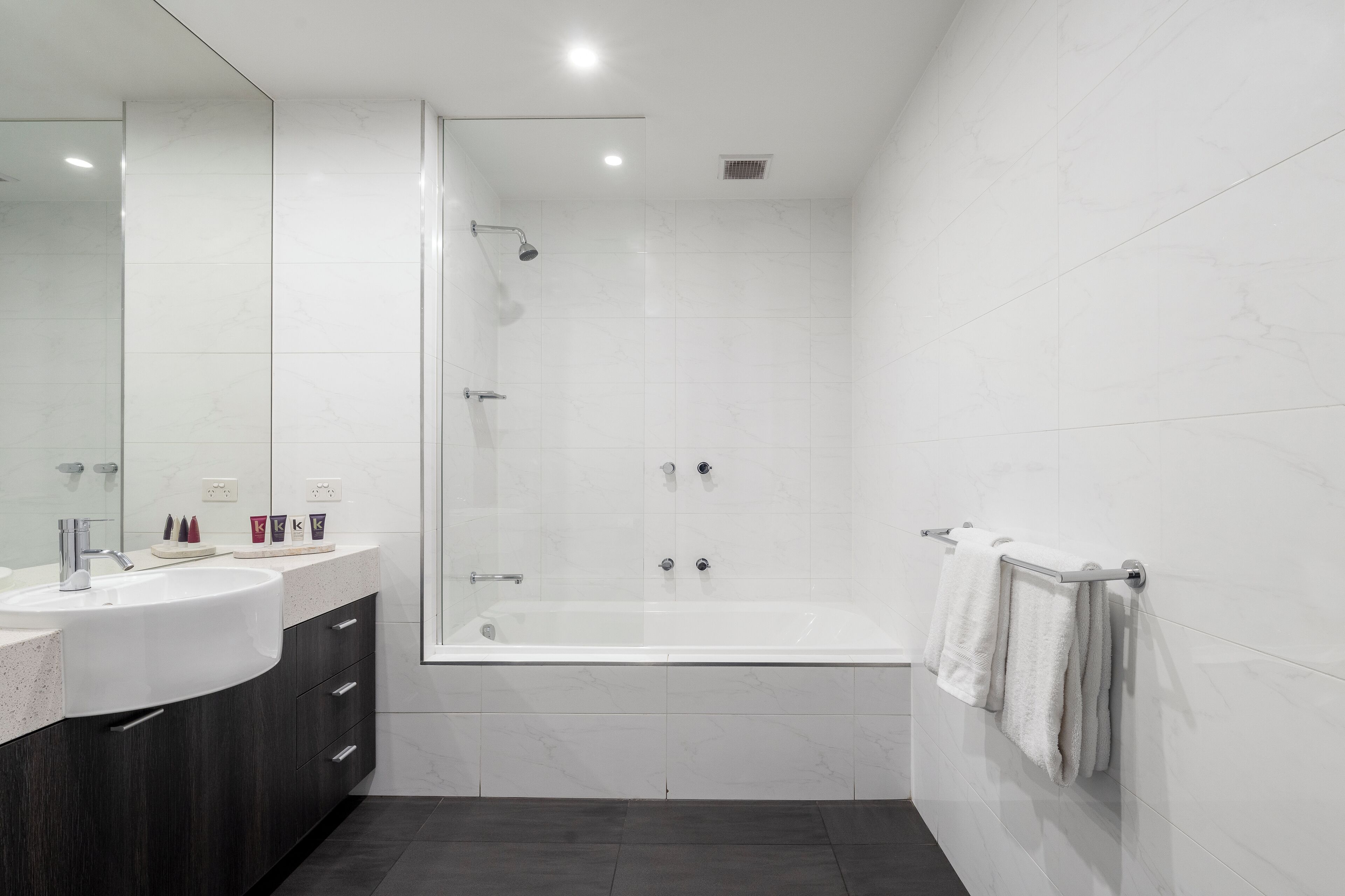 Appartement, 2 slaapkamers | Badkamer | Designer toiletartikelen, een haardroger, badjassen, handdoeken