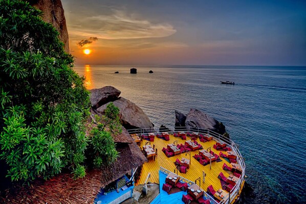 2 间餐厅，供应早餐、午餐和晚餐，泰国菜