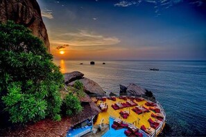 2 间餐厅，供应早餐、午餐和晚餐，泰国菜