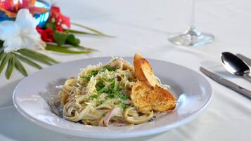 Un plato de pasta con pan sobre una mesa.