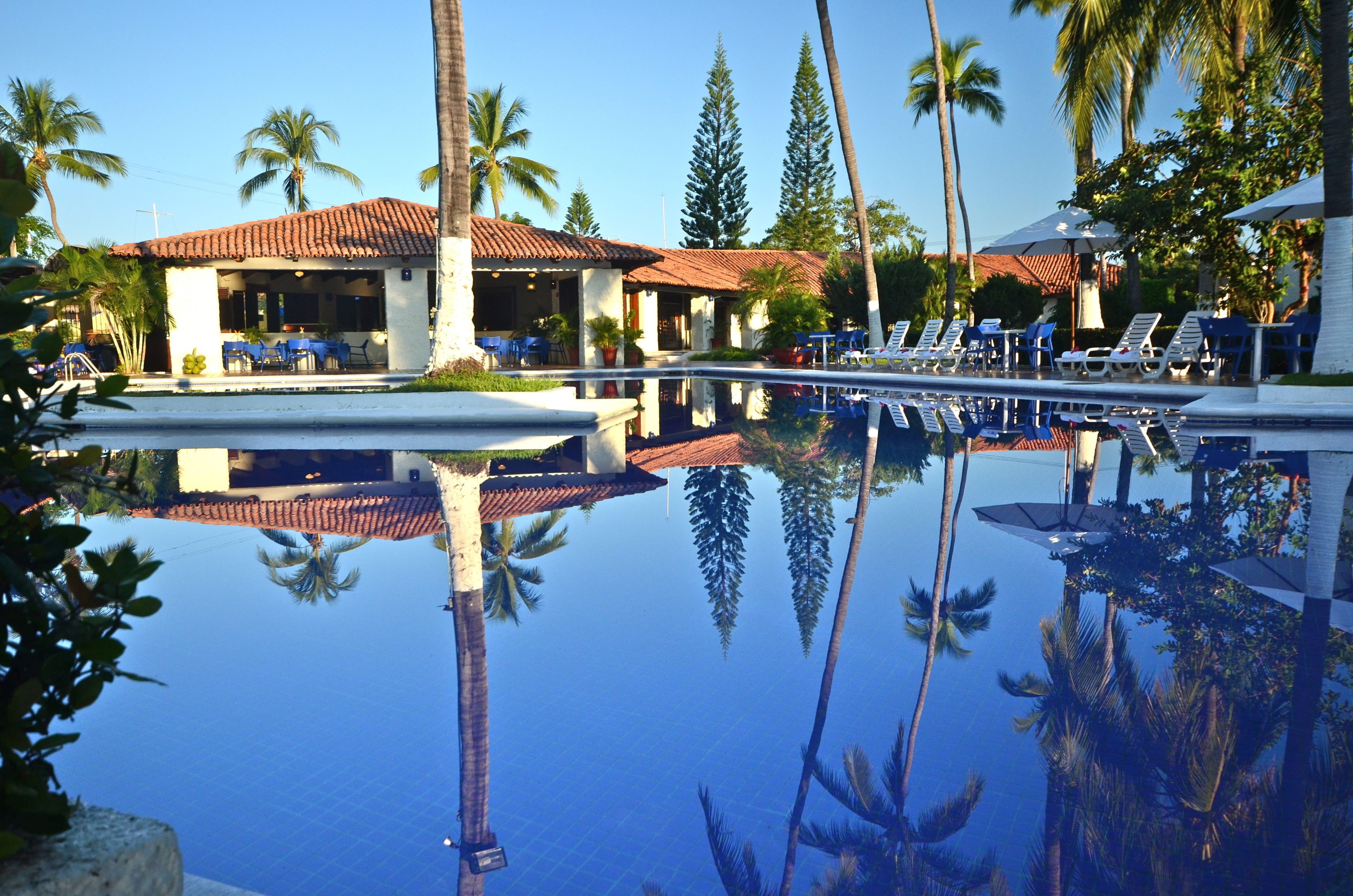 Piscine extérieure, parasols de plage, chaises longues