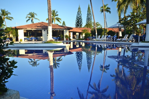 Piscine extérieure, parasols de plage, chaises longues