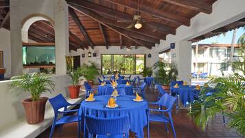 Petit déjeuner, déjeuner et dßner servis sur place, vue sur la piscine