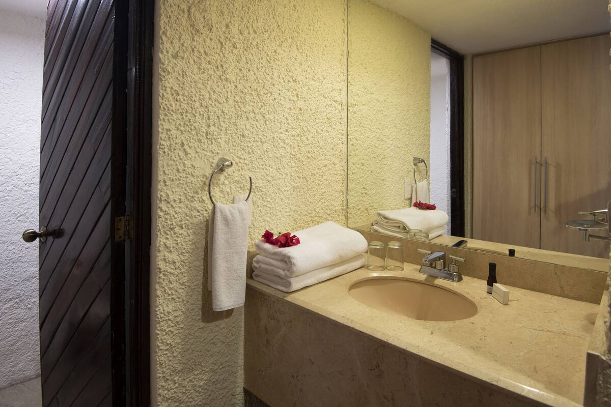 combined shower/bathtub, towels