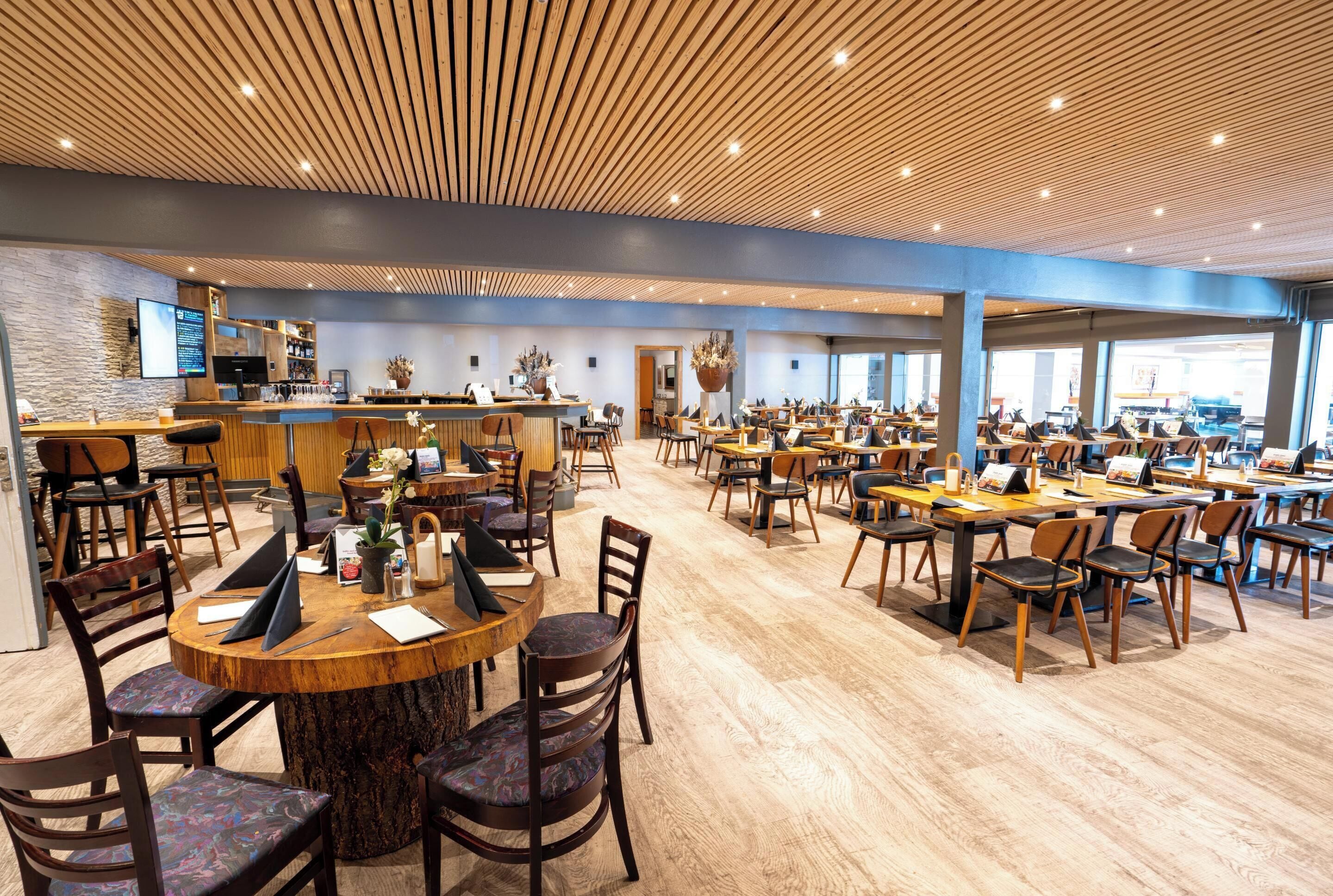 2 restaurants, lunch, dinner served; international cuisine 