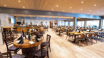 2 restaurantes, se sirven comidas, cenas y cocina internacional