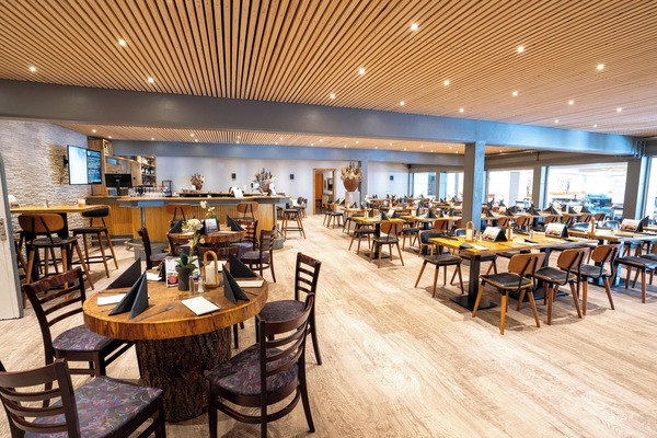 2 restaurants; lunch and dinner served