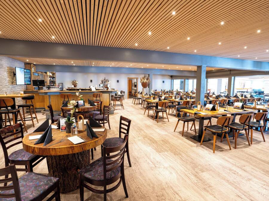 2 restaurantes; se sirven almuerzos, cenas y cocina internacional