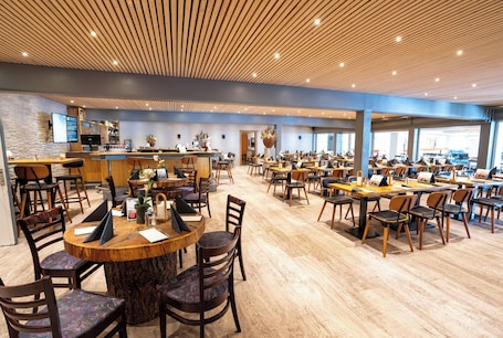 2 restaurants, lunch, dinner served; international cuisine