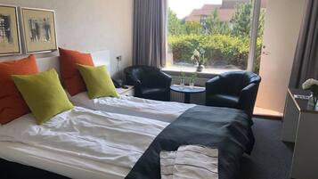 Skrivebord, gratis Wi-Fi, sengetøj, vækkeur