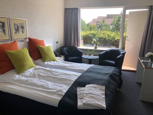 Schreibtisch, kostenloses WLAN, Bettwäsche, Wecker