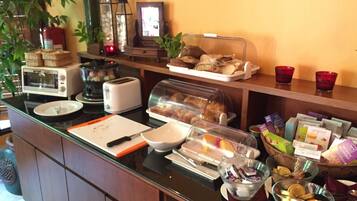 Menyajikan hidangan lokal dan internasional