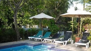 Kolam renang outdoor, dengan kursi berjemur