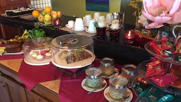 Lunch and dinner served, local and international cuisine