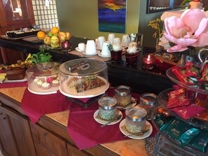 Se sirven almuerzos y cenas, cocina local e internacional