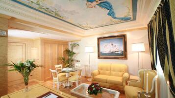 Junior Suite | Minibar, in-room safe, desk, blackout drapes