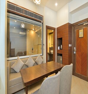 Minibar, cortinas blackout, sistema de insonorización y wifi gratis 