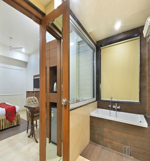 Suite Room With Bathtub | ห้องน้ำ | ฝักบัว, เรนชาวเวอร์, ผ้าเช็ดตัว, สบู่