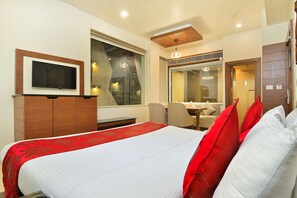 Suite Room With Bathtub | Minibar, blackout curtains, soundproofing, free WiFi - Hotel Hari Piorko (New Delhi)