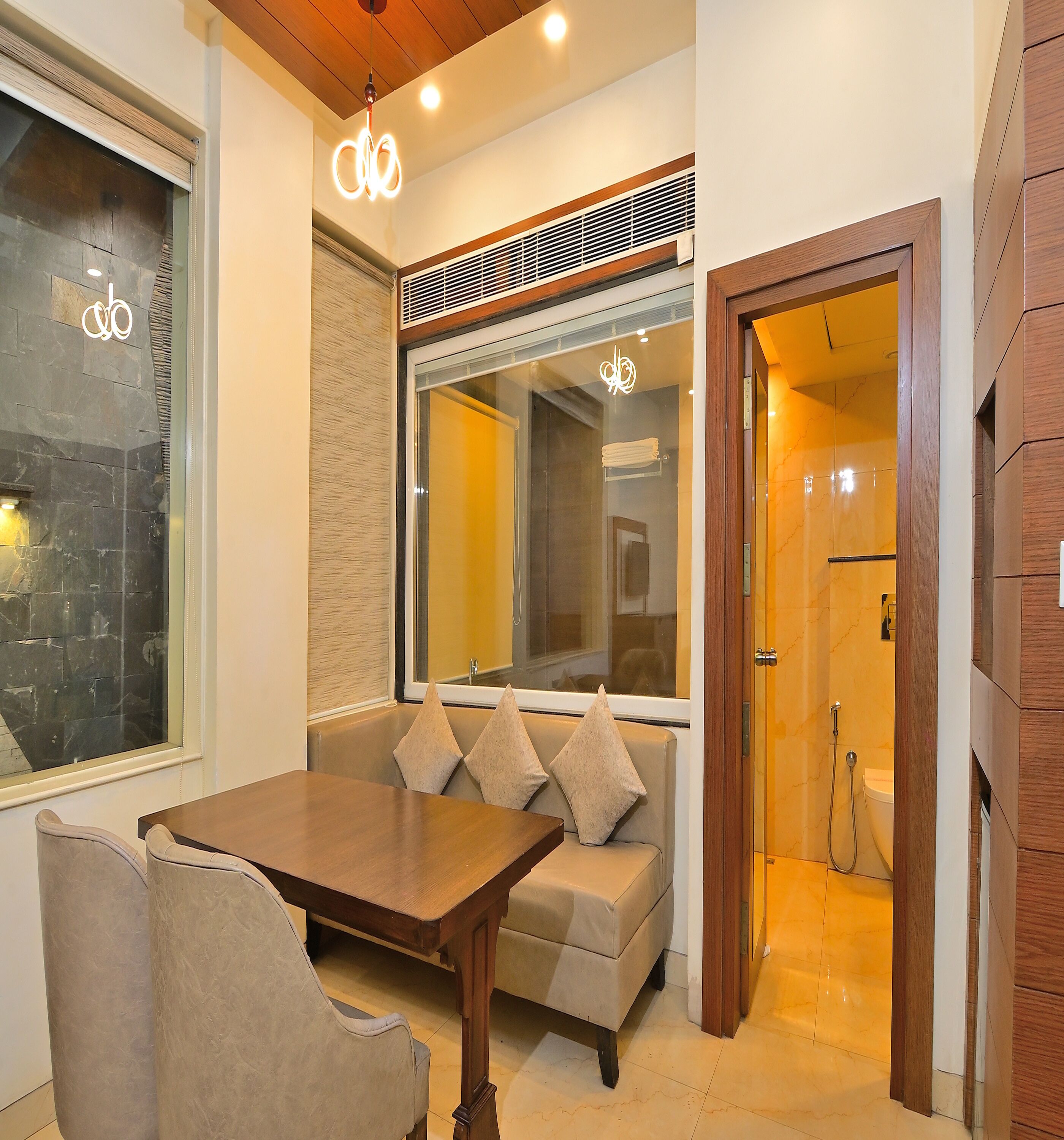 Suite Room With Bathtub | Living area | 32-inch LCD TV with satellite channels, TV
