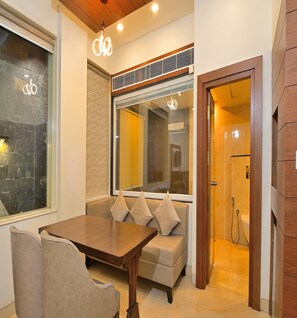 Suite Room With Bathtub | Living area | 32-inch LCD TV with satellite channels, TV - Hotel Hari Piorko (New Delhi)