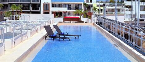 Inomhuspool, utomhuspool, parasoller och solstolar
