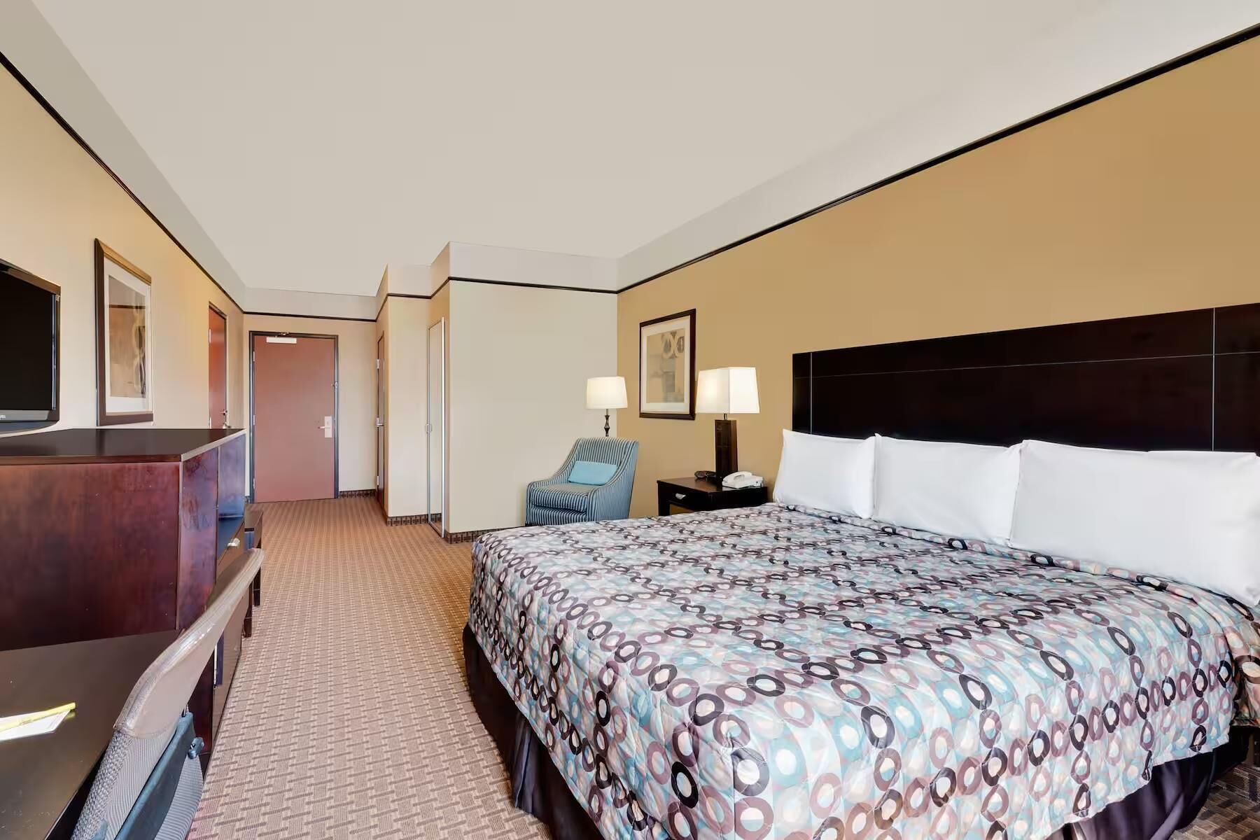 Studio Suite (King) | Desk, laptop workspace, blackout drapes, iron/ironing board