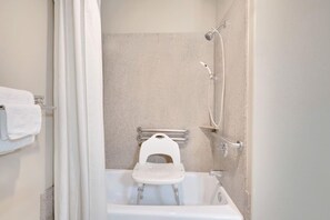 Hair dryer, towels - Sonesta Essential Hotels Odessa (Odessa)