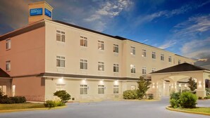 Un hotel Sonesta Essential de estructura de dos pisos, con acceso cubierto y estacionamiento.