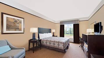 Studio Suite (King) | Desk, laptop workspace, blackout drapes, iron/ironing board