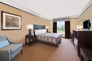 Studio Suite (King) | Desk, laptop workspace, blackout drapes, iron/ironing board