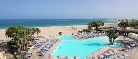 2 piscines extérieures, parasols de plage, chaises longues