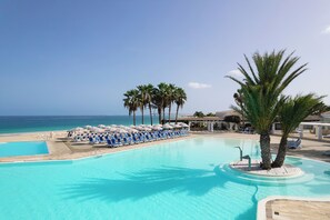 2 piscinas al aire libre, sombrillas, tumbonas