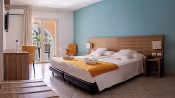 Een minibar, een bureau, verduisterende gordijnen, gratis wifi