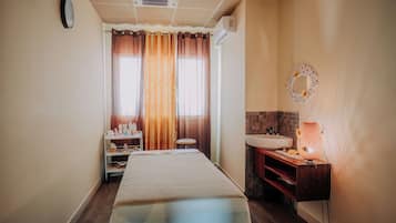 1 treatment room, massages