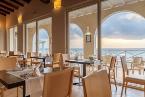 3 restaurantes; se sirve desayuno, almuerzo y cena; cocina internacional