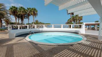 2 buitenzwembaden, parasols voor strand/zwembad