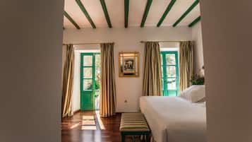 Deluxe kamer | Een minibar, een kluis op de kamer, een bureau, een laptopwerkplek