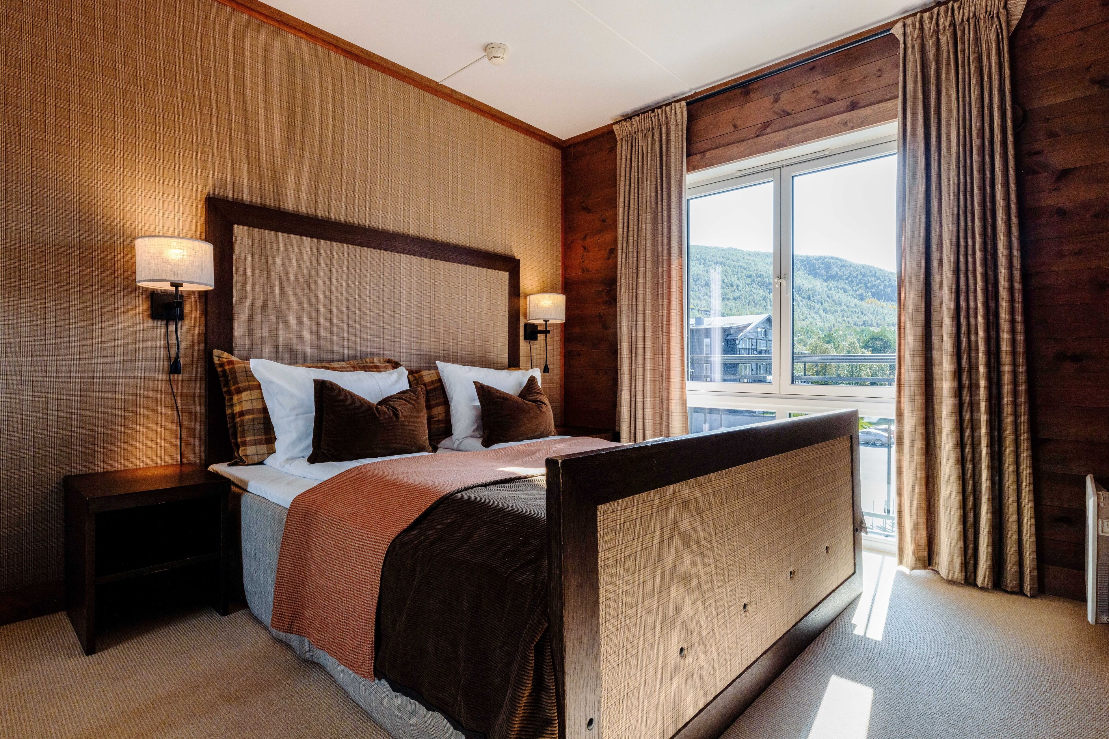 Suite | Pillowtop beds, desk, cribs/infant beds, free WiFi