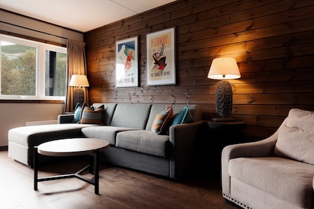 Suite | Living area | Flat-screen TV. Vestlia Resort