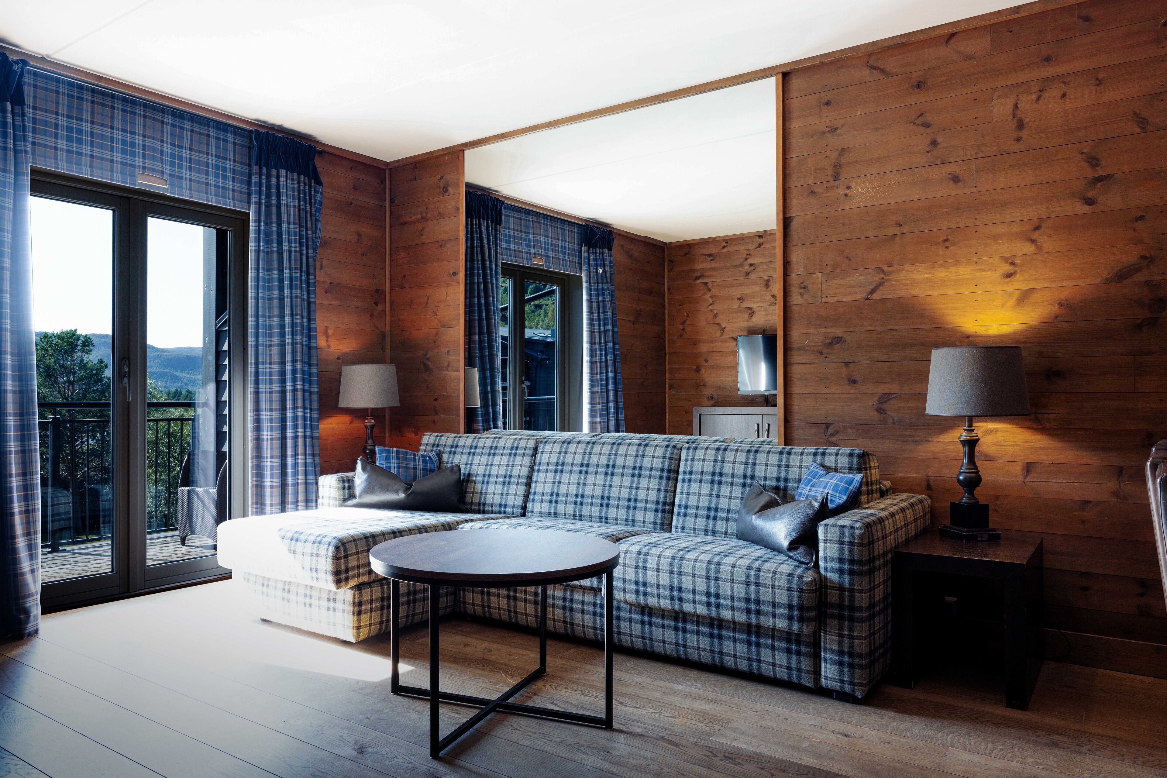 suite | living area | flat-screen tv