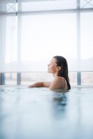 Salas de tratamiento para parejas, un sauna, una bañera de hidromasaje