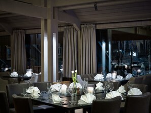 供应早餐、午餐和晚餐，国际美食