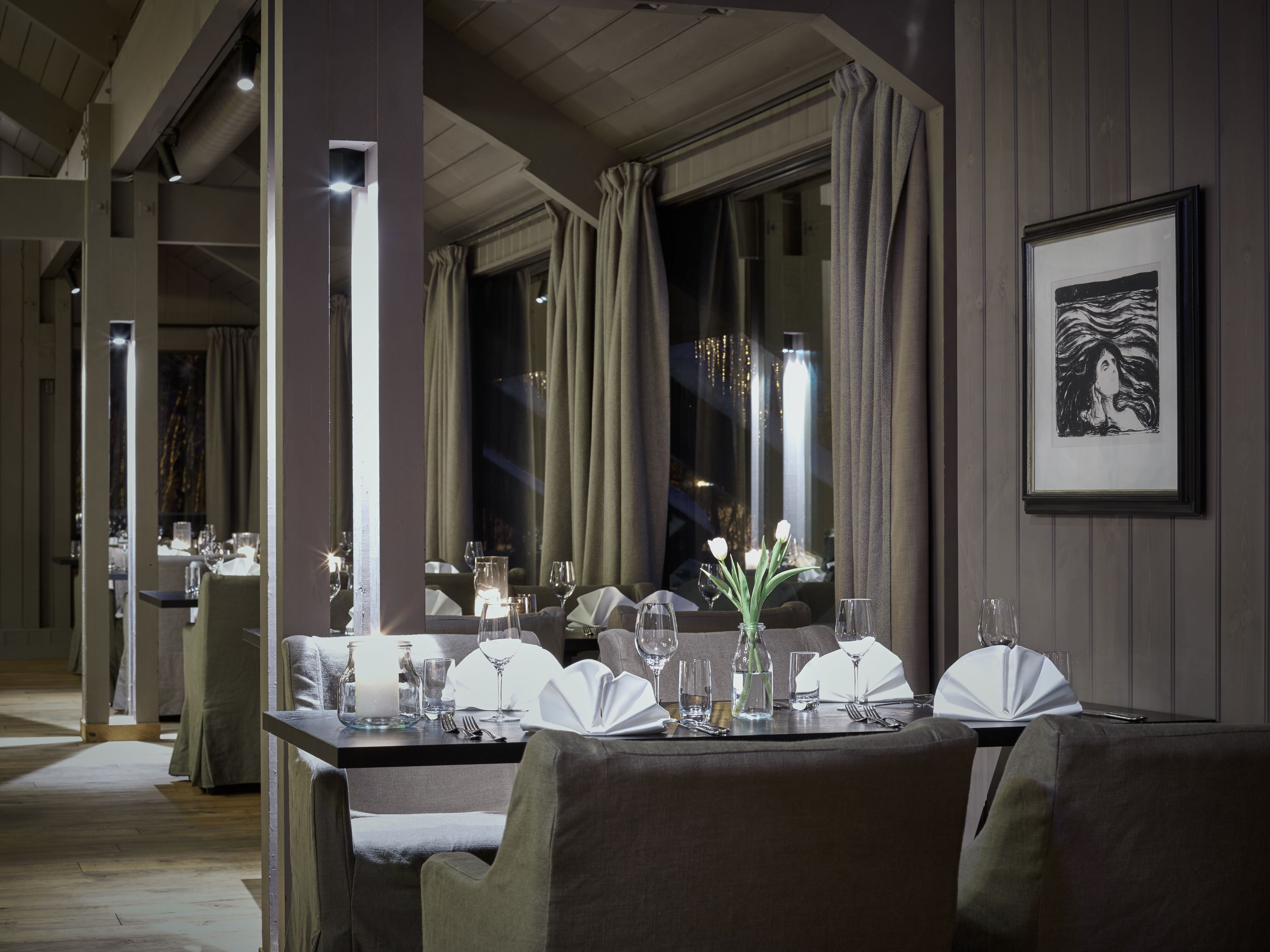 breakfast, lunch, dinner served; international cuisine