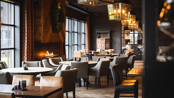 Breakfast, lunch, dinner served; international cuisine