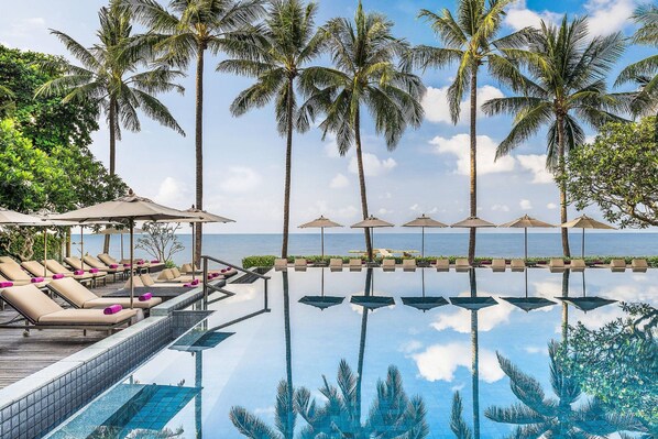 Piscine extérieure, parasols de plage, chaises longues