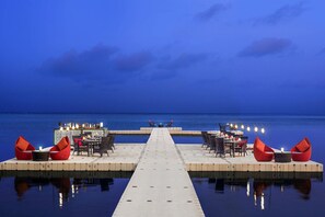 Petit déjeuner, déjeuner et dîner servis sur place, vue sur la piscine