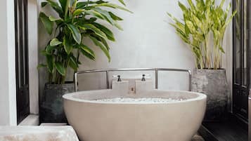 The Ocean Pool Villa | Kylpyhuoneen suihku
